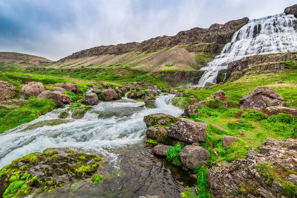 Cascada que desemboca en un valle en Islandia — Foto de Stock