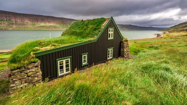 Chalet couvert d'herbe sur le toit en Islande — Photo