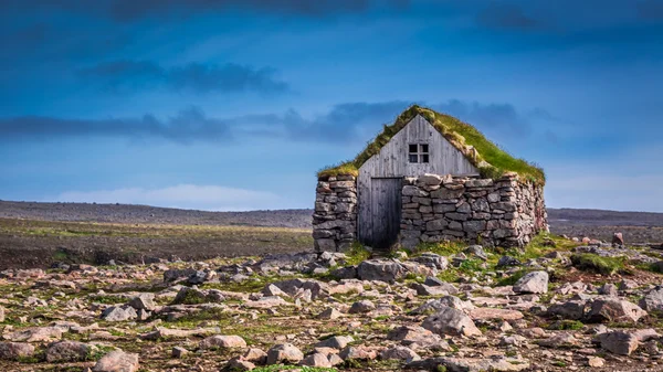 Steinhaus mitten im Nirgendwo in Island — Stockfoto