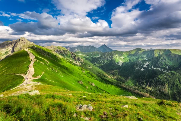Les sommets des montagnes Tatra par temps ensoleillé — Photo