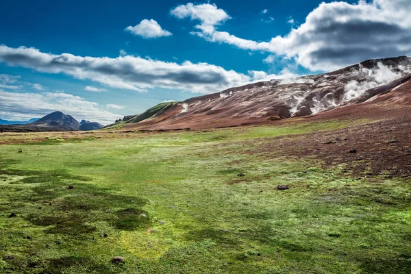 Vulkanische berg uitgestoten zwavel en stoom in IJsland — Stockfoto