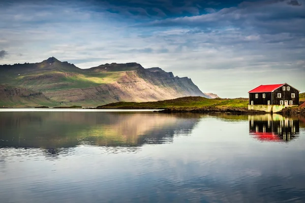 Kleine huis op de rivier bank in IJsland — Stockfoto