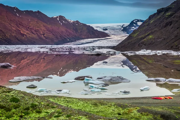 Lago Frio e geleira nas montanhas, Islândia — Fotografia de Stock