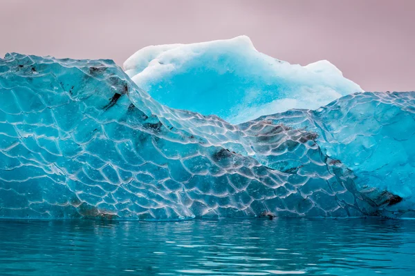 Niebieski lodowej w zimnej jeziora, Islandia — Zdjęcie stockowe