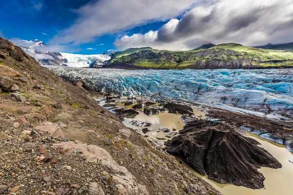 Enorme glaciar Vatnajokull e montanhas na Islândia — Fotografia de Stock