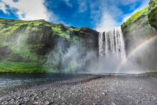 Wunderschöner Wasserfall skogafoss in Island — Stockfoto