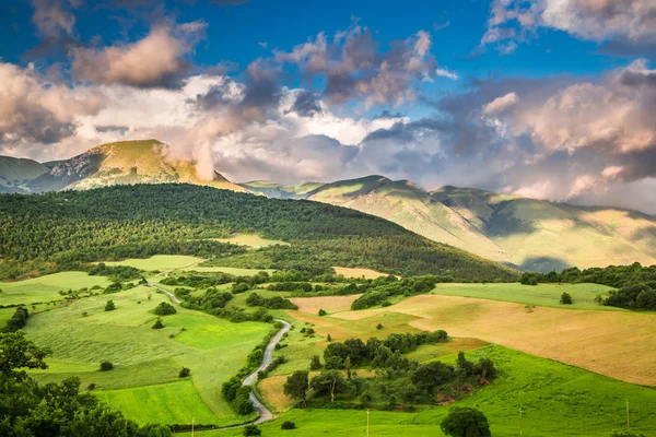 Adembenemend uitzicht op de bergen in Umbrië, Italië — Stockfoto