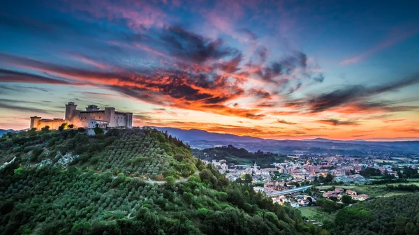 Beautiful sunset over the castle in Spoleto, Italy, Umbria — Stock Photo, Image