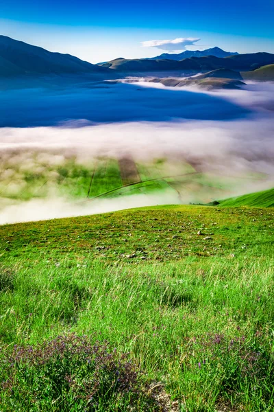 Amanhecer nublado nas montanhas, Úmbria, Itália — Fotografia de Stock