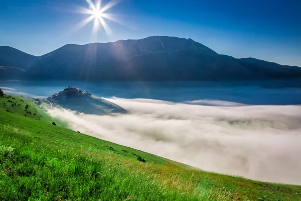 Nascer do sol de tirar o fôlego no Castelluccio, Umbria, Itália — Fotografia de Stock