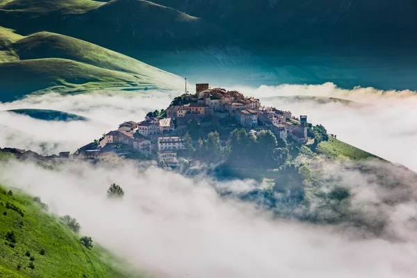 Захватывающее дух зрелище в Качучуке, Умбрия, Италия — стоковое фото
