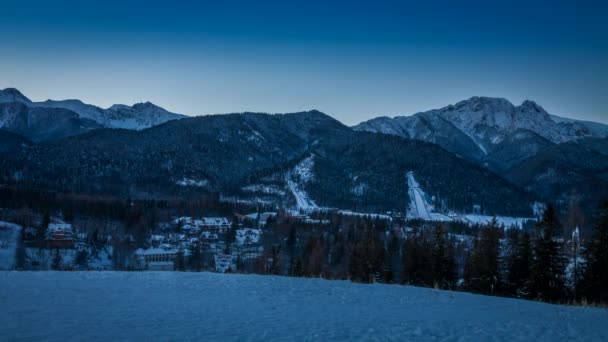 Зимний восход солнца в Zakopane 4k Timelapse — стоковое видео