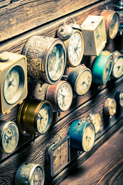 Antigua pared de madera con relojes —  Fotos de Stock