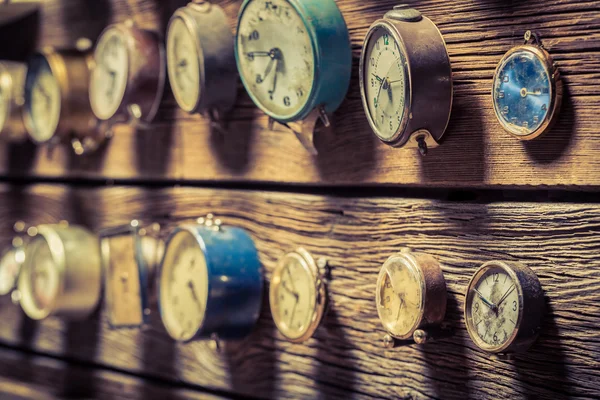 Relojes viejos en la pared — Foto de Stock