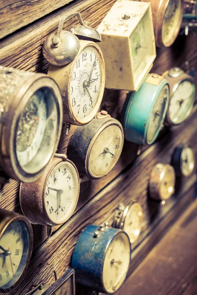 Винтажная деревянная стена с часами — стоковое фото