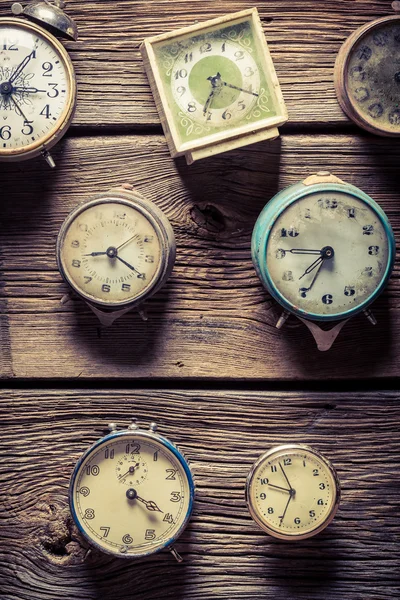Vintage ρολόγια στον ξύλινο τοίχο — Φωτογραφία Αρχείου