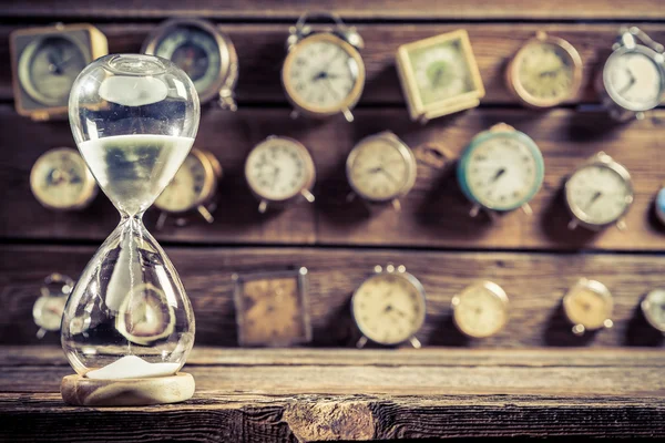 Gamla timglas som det gamla sättet att timing — Stockfoto
