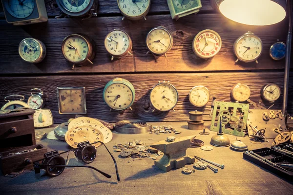 Horlogemaker van kamer met vele klokken — Stockfoto