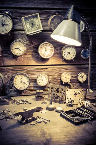 खराब घड्याळांसह जुन्या घड्याळ निर्मात्याची कार्यशाळा — स्टॉक फोटो, इमेज