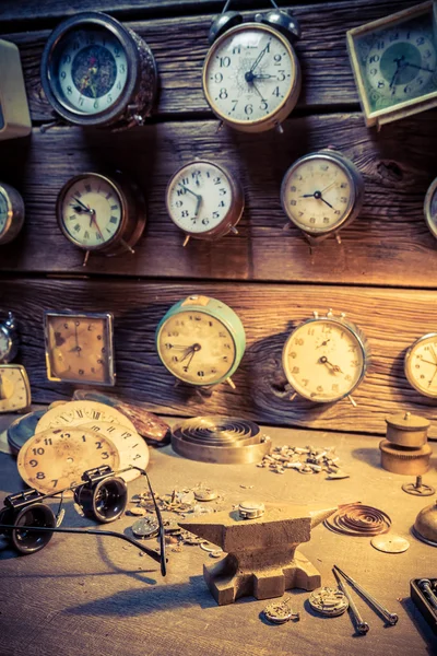 Vecchio laboratorio di orologeria con orologi da riparare — Foto Stock