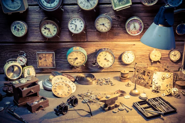 Vecchio laboratorio di orologeria con molti orologi — Foto Stock