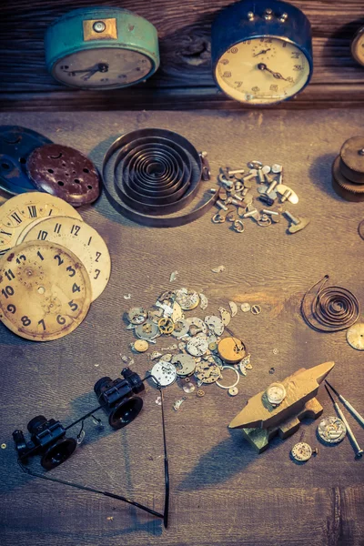 Винтажная мастерская часовщика с большим количеством часов — стоковое фото