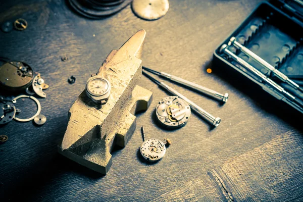 Chambre d'horloger vintage avec horloges endommagées — Photo