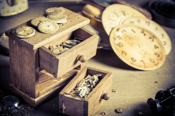 Camera dell'orologiaio vintage con molti orologi — Foto Stock