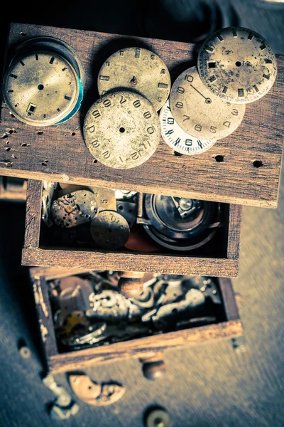 Officina orologiera invecchiata con orologi danneggiati — Foto Stock