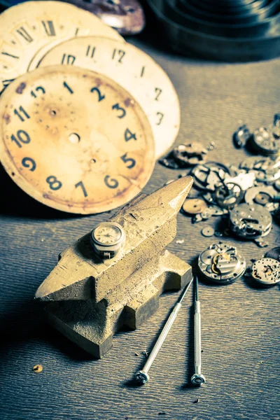 Taller de relojero envejecido con muchos relojes —  Fotos de Stock