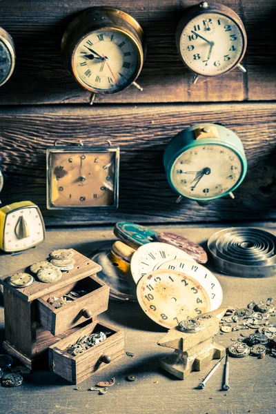 Stanza dell'orologiaio invecchiato con orologi da riparare — Foto Stock