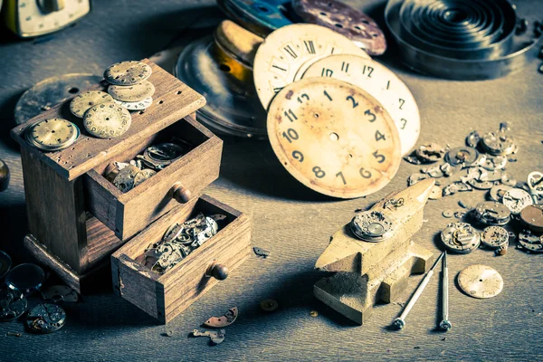 Pequeño taller relojero con relojes dañados —  Fotos de Stock