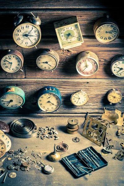 Oficina de pequeno relojoeiro com peças de relógios — Fotografia de Stock
