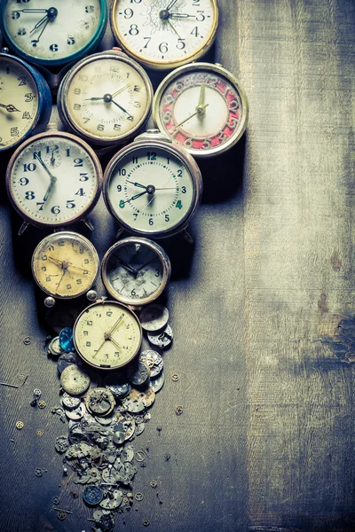 Relojes envejecidos y sus partes — Foto de Stock