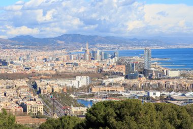 Montjuic marin dahil olmak üzere Barcelona sahil görüntülemek