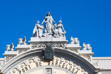 Taş figürleri ve aslanlar bir bina Barcelona bağlantı noktası