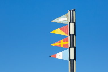 Barcelona'da bağlantı noktası deniz sinyal bayrakları