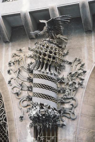 Phönix und Ornament auf palau guell in barcelona, spanien — Stockfoto