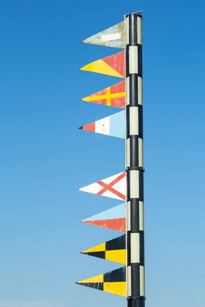 Drapeaux de signalisation maritime dans le port de Barcelone — Photo