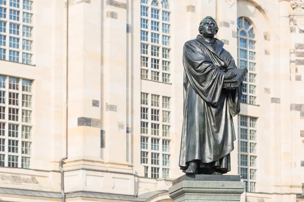 Estatua de Martín Lutero frente a Frauenkirche en Dresde, Alemania — Foto de Stock