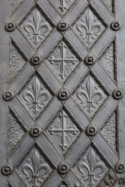 Puerta metálica ornamental con cruz y flor de lis — Foto de Stock