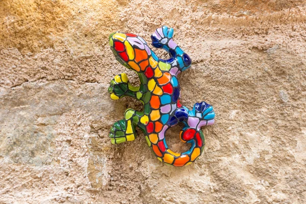 Красочный керамический геккон — стоковое фото