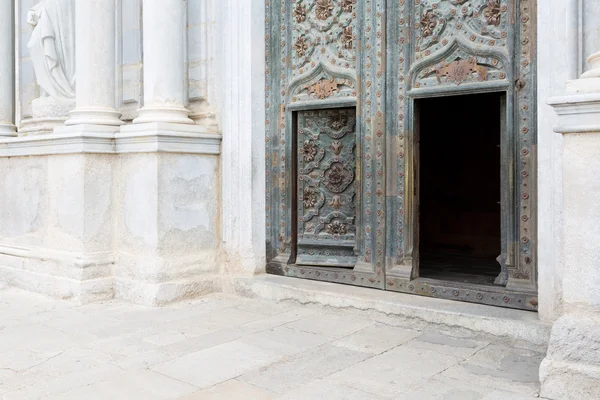Reich geschmückter Eingang zur Kathedrale von Girona, Spanien — Stockfoto
