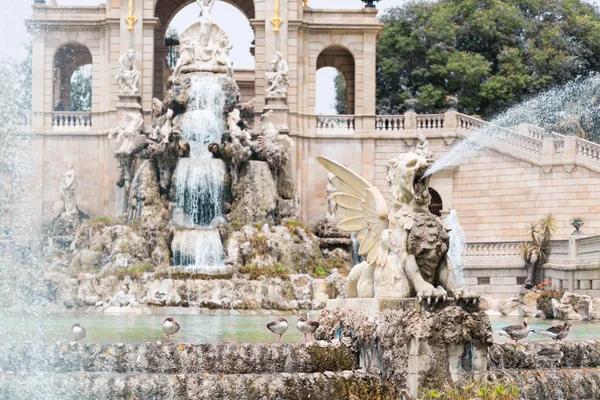 Gryphon bij de fontein van parc de la ciutadella in Barcelona, S — Stockfoto