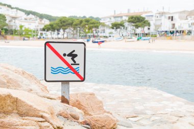 Hiçbir suya atlama işareti Tamariu, İspanya'da izin