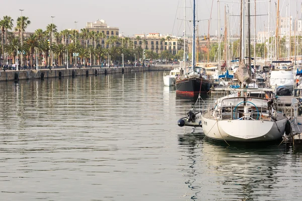 Primera línea de mar en Port Vell, el antiguo puerto deportivo de Barcelona, España — Foto de Stock