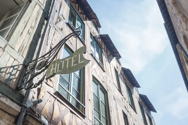 Hotel etiket shield op een studwork huis in Rouen Normandie, Fran — Stockfoto