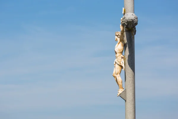 Perfil de una cruz de piedra cristiana con una escultura de Jesús — Foto de Stock