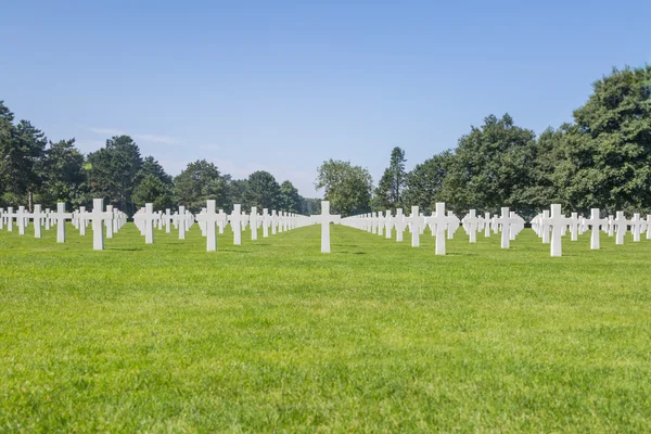 Normandie, Fransa Amerikan mezarlığı üzerinde beyaz haçlar — Stok fotoğraf