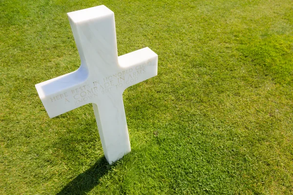 Cruz branca para um soldado desconhecido no cemitério americano em Colle — Fotografia de Stock